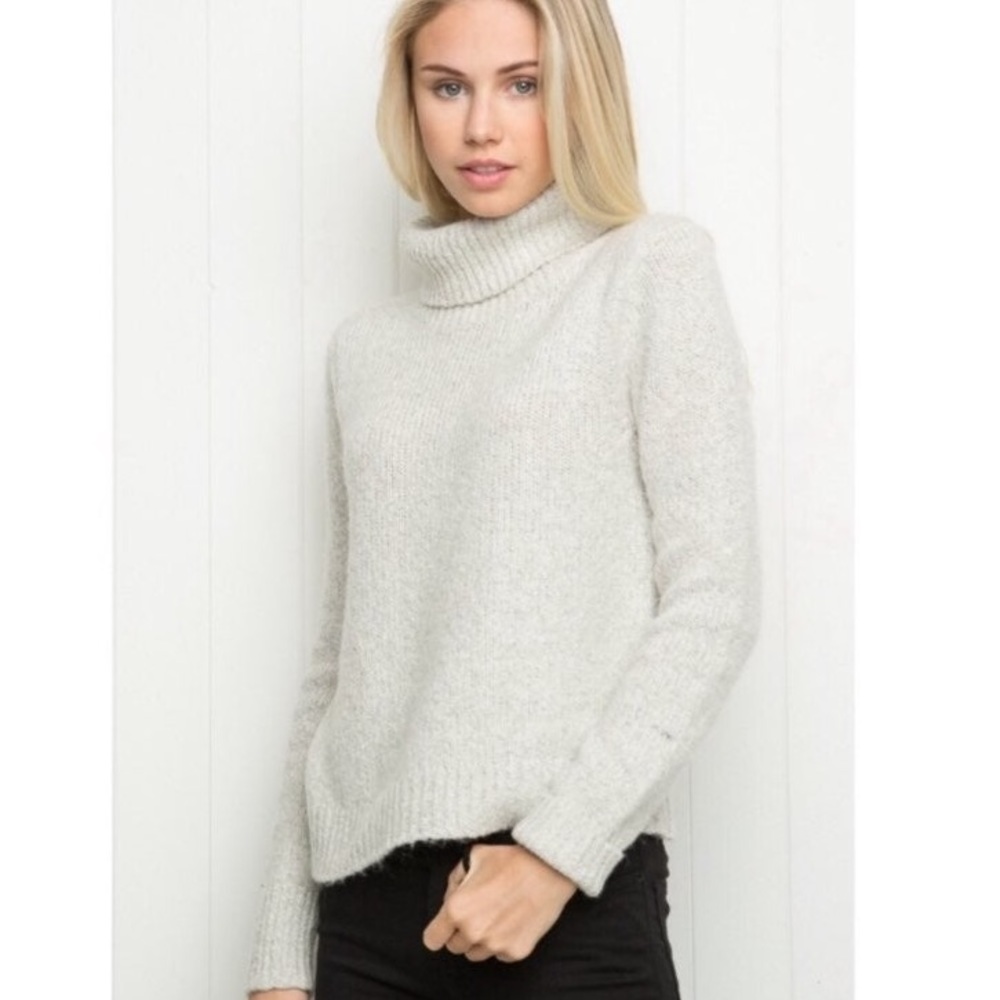 BRANDY MELVILLE SWEATER